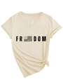 Dettaglio della maglietta beige con scollo a V, stampa Freedom e Charlie Kirk - S / Sabbia (Stampa Nera)