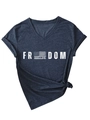 Détail du t-shirt à col en V montrant l'imprimé Freedom et l'ourlet noué stylé - S / Bleu Marine (Imprimé Blanc)