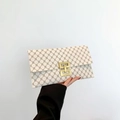 Pochette a busta in ecopelle bianca con motivo monogramma marrone e fibbia dorata - Stile Chiusura a Busta (9010) / Bianco Monogramma