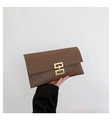 Pochette a busta marrone scuro con trama intrecciata e fibbia geometrica oro opaco - Stile a Doppio Anello Geometrico (9011) / Marrone Motivo Intrecciato