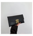 Pochette a busta sottile in trama nera con elegante fibbia quadrata dorata lucida - Intrecciato Nero