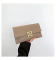 Pochette a busta beige con trama intrecciata e chiusura a scatto quadrata dorata - Motivo Intrecciato Cachi
