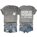 Detalle frontal y trasero de camiseta gris con estampado Raising my husband is exhausting - S / Estampado mano esqueleto (Gráfico blanco) / Gris oscuro