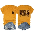 Detalle de camiseta amarillo jengibre con estampado Wife Life y pantalones cortos vaqueros - S / Estampado mano esqueleto (Gráfico negro) / Amarillo Mostaza