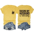 Flachgelegtes gelbes T-Shirt mit Aufdruck 'RAISING MY HUSBAND' und Jeans-Shorts - S / Oberteile / Gelb