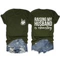 Detail des dunkelgrünen T-Shirts mit Raising My Husband is Exhausting Text auf dem Rücken - S / Oberteile / Armeegrün (WeiBer Druck)