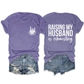 Vorder- und Rückansicht des lila T-Shirts mit Raising My Husband Aufdruck und Slogan - S / Oberteile / Lila (Weißer Druck)
