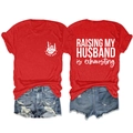 Detailansicht des Slogan-Aufdrucks auf rotem T-Shirt und destroyed Denim-Shorts im Set - S / Oberteile / Rot (Weißer Druck)