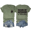 Detailansicht des Baumwoll-T-Shirts mit dem Aufdruck Raising My Husband Is Exhausting - S / Oberteile / Olivgrün (Schwarzer Druck)
