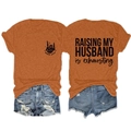 Rostrotes T-Shirt-Detail mit dem Raising My Husband Is Exhausting Slogan auf dem Rücken - S / Oberteile / Gebranntes Orange (Schwarzer Druck)
