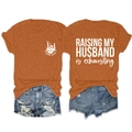Flatlay des orangefarbenen Wife Life T-Shirts und zerrissener Jeans mit Vorder- und Rückdruck - S / Oberteile / Gebranntes Orange (Weißer Druck)