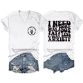 Λεπτομέρεια λευκού T-shirt με λαιμόκοψη V και τύπωμα και τζιν σορτς με σκισίματα - S / Λευκό (Μαύρο Τύπωμα)