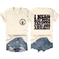 T-shirt με κρέμα λαιμόκοψη V και γραφικό στην πλάτη με σκισμένο τζιν σορτς σε λευκό - S / Sand (Μαύρο Τύπωμα)