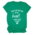 Dettaglio della t-shirt in cotone verde con stampa slogan bianca e design grafico a cuore - S / Verde Scuro (Font Bianco)