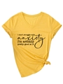 Dettaglio della t-shirt gialla con scollo a V, orlo annodato e stampa di una citazione - S / Giallo (Carattere Nero)