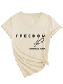 Vista detallada de la camiseta con cuello en V color albaricoque e impresión Charlie Kirk - S / Arena (Fuente Negra)
