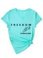 Detalle de camiseta azul Tiffany con cuello en V, estampado Freedom y nudo en el dobladillo - S / Azul Agua Profunda (Fuente Negra)