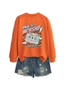 Mise à plat d'un sweat orange imprimé 'Made to WORSHIP' avec un short en jean - S / Orange