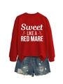 Sweat rouge à col rond avec texte blanc et motif de cheval posé avec un short en jean - S / Rouge (Police Blanche)