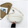 Dettaglio del marsupio minimalista in nylon crema con cerniera e tracolla regolabile - Bianco Sporco