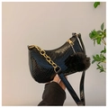 Sac sous le bras noir verni à motif crocodile avec chaîne dorée et pompon en fourrure - Noir