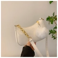 Sac sous le bras en cuir verni blanc avec chaîne dorée et pendentif en peluche - Blanc