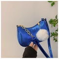 Mini sac à main bleu brillant motif crocodile avec chaîne dorée et pompon blanc doux - Bleu
