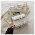 Dettaglio borsa a tracolla trapuntata bianca con chiusura dorata e perla decorativa - Bianco