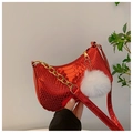 Sac sous le bras rouge en cuir verni croco avec chaîne dorée et pompon blanc - Rouge