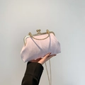 Sac à main en satin rose clair avec poignée en métal doré et fermoir à boule - Rose
