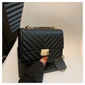 Bolso de hombro negro con acolchado en V, cadena dorada y hebilla metálica elegante - Negro
