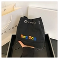 Schwarze Bucket-Bag aus Canvas mit bunter Stickerei und elegantem Kettenriemen - Canvas / Schwarz