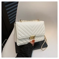 Bolso bandolera blanco acolchado para mujer con cadena dorada y cierre de metal - Blanco