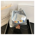 Silberne Beuteltasche mit buntem Bag Bag Stickerei und glänzender Kette - Kunstleder / Silber