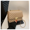 Bolso pequeño beige acolchado en V con cadena dorada y cierre metálico elegante - Caqui