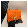 Bolso de hombro naranja acolchado en V con cierre dorado y correa de cadena moderna - Naranja
