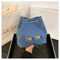 Sac seau en toile bleue avec broderie et bandoulière en chaîne tressée pour femme - Bleu