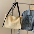 Grand sac cabas en paille avec bandoulières en similicuir noir suspendu au support - Noir