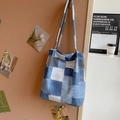 Vintage μπλε τσάντα denim patchwork με ξεφτισμένες άκρες και μακρύ λουρί ώμου - Μπλε Καρό