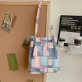 Patchwork τσάντα από μπλε denim και ροζ καρό ύφασμα σε ένα χαλαρό σκηνικό καθημερινότητας - Ροζ Καρό
