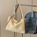 Sac fourre-tout en paille beige avec des lanières en cuir marron clair sur cintre - Kaki