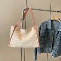 Sac cabas en paille blanc cassé avec anses en cuir rose dans un décor décontracté - Rose