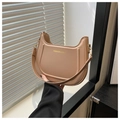 Dettaglio borsa hobo a mezzaluna marrone con texture opaca e finiture in oro - Cachi