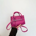 Mini sac à main carré magenta en cuir avec zips décoratifs et bandoulière réglable - Rose rouge