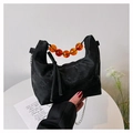 Schwarze Samt-Achseltasche mit Bernsteinperlengriff und silberner Kette - Schwarz