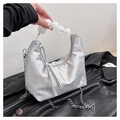 Silberne Hobo-Tasche mit Marmorperlengriff und abnehmbarem Kettenriemen aus Metall - Silber