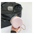 Roze ronde tas met plooien, gouden ringhandvat en een fijne kettingriem - Roze