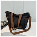 Détail du grand sac cabas en toile noire avec bandoulière réglable et logo cuir - Noir