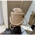 Dettaglio della borsa a secchiello in paglia con manici di perle e fodera interna bianca - Stile Catena di Perle Bianche / Bianco Sporco