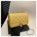 Gesteppte champagnergoldene Kettentasche mit Rautenmuster und Metallic-Finish - Gold